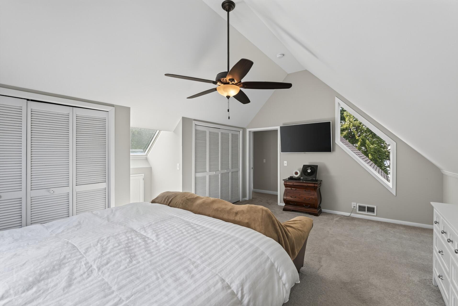 38_2937_Lake_Shore38_mls.jpg
