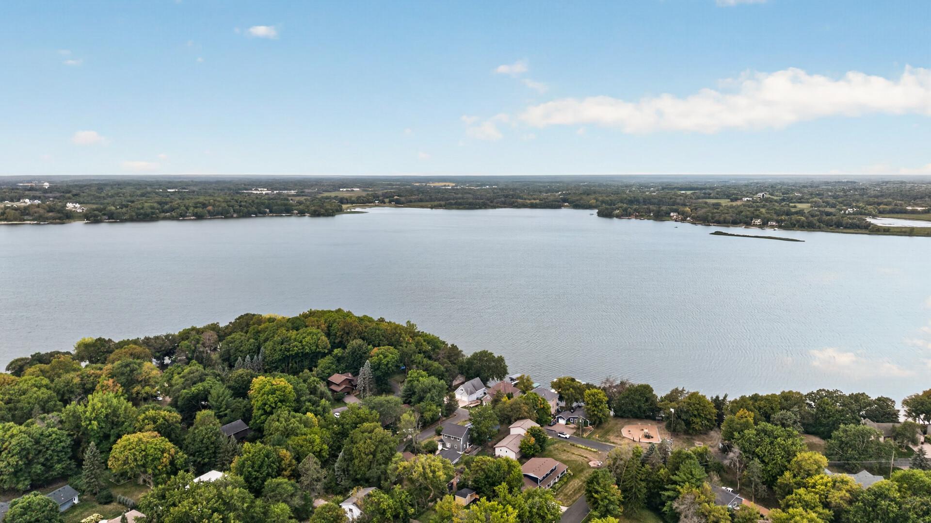 62_2937_Lake_Shore62_mls.jpg