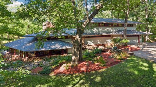 John Howe-designed Mid-Century Modern architecture, thoughtfully integrated with its wooded setting and shaped by more than 20 years of experience as Frank Lloyd Wright’s head draftsman.