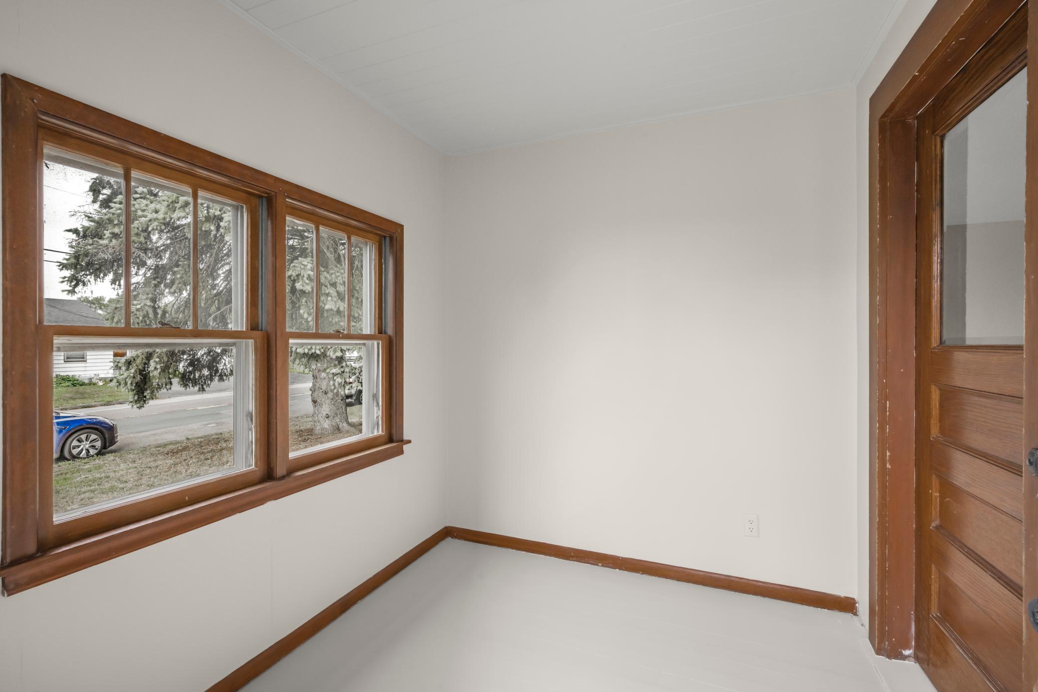 Inviting, large entry space right when you walk in the door.