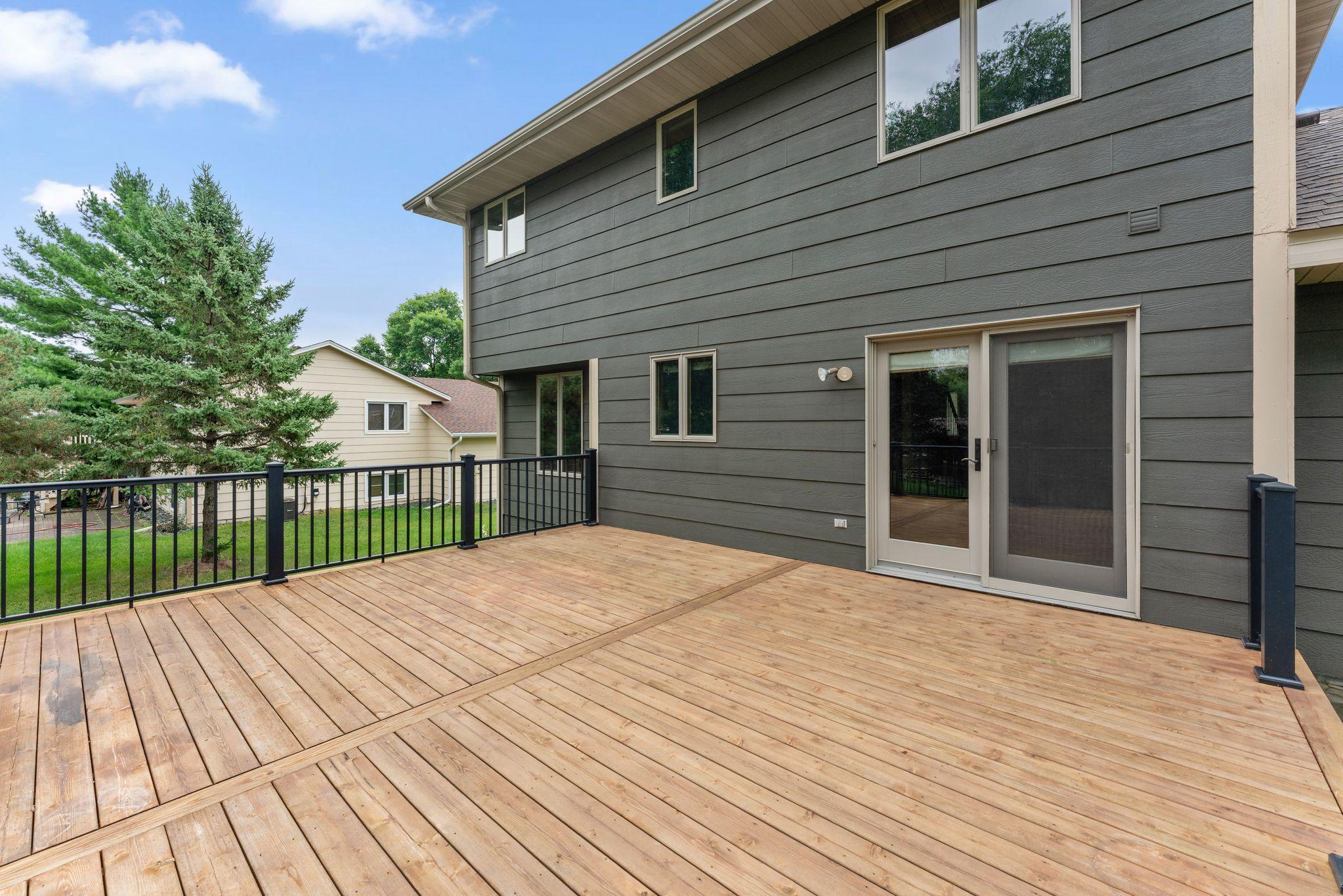 HUGE entertaining-sized deck!!