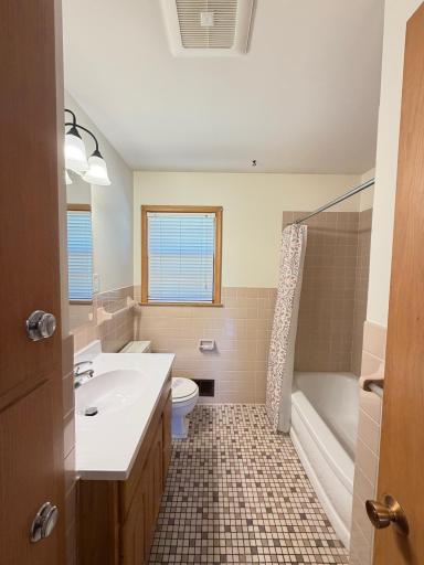 Main Bathroom w/cabinets