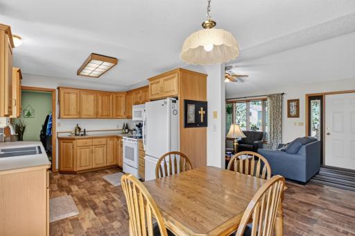 Sunny dining/kitchen