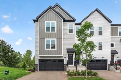 Beautiful End Unit with Nature Views