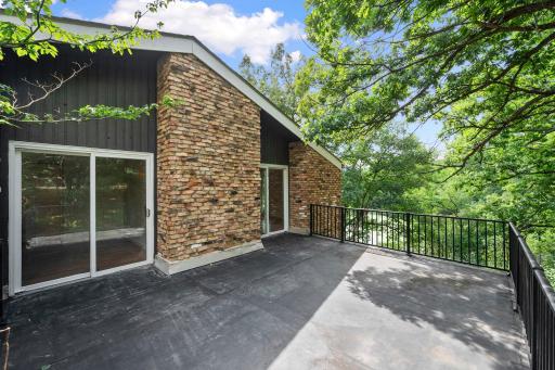Upper level side deck shared by two bedrooms