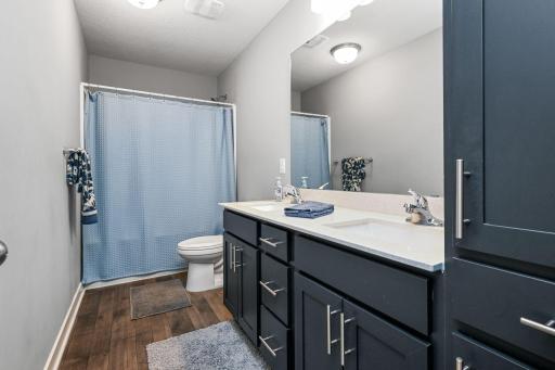 30-web-or-mls-13370 Ardroe Ave 030Full.jpg
