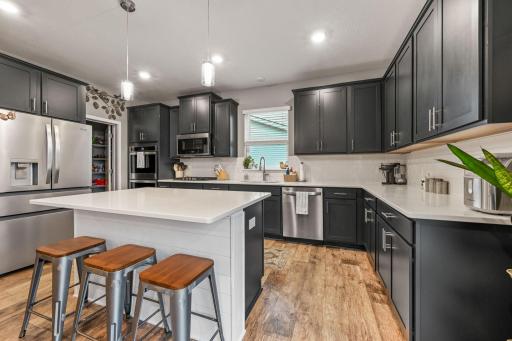 6-web-or-mls-13370 Ardroe Ave 006Full.jpg