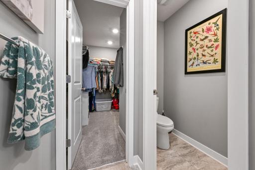20-web-or-mls-13370 Ardroe Ave 020Full.jpg