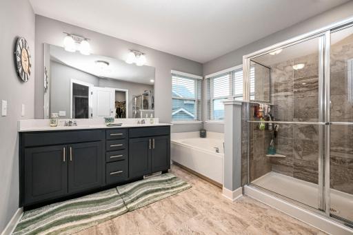 19-web-or-mls-13370 Ardroe Ave 019Full.jpg