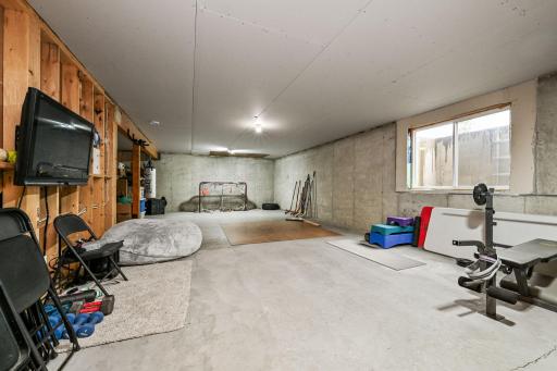 32-web-or-mls-13370 Ardroe Ave 032Full.jpg