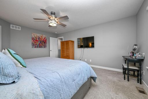 18-web-or-mls-13370 Ardroe Ave 018Full.jpg