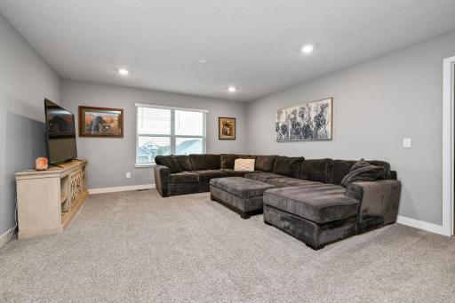 23-web-or-mls-13370 Ardroe Ave 023Full.jpg