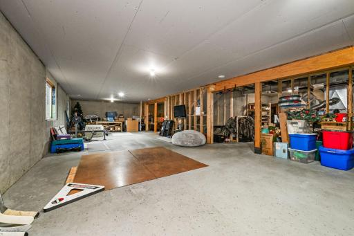 33-web-or-mls-13370 Ardroe Ave 033Full.jpg