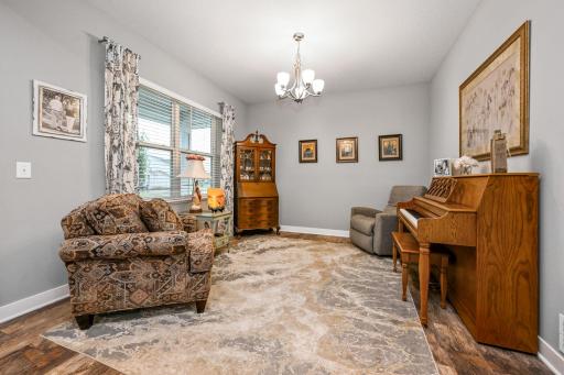 4-web-or-mls-13370 Ardroe Ave 004Full.jpg