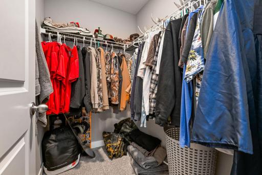 25-web-or-mls-13370 Ardroe Ave 025Full.jpg