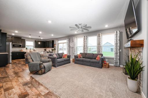 13-web-or-mls-13370 Ardroe Ave 013Full.jpg