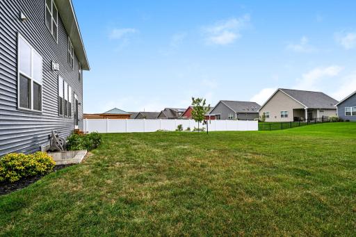 35-web-or-mls-13370 Ardroe Ave 035Full.jpg