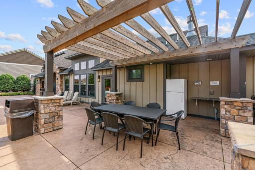 The Enclave at Medina w/ STUNNING community pool + clubhouse
