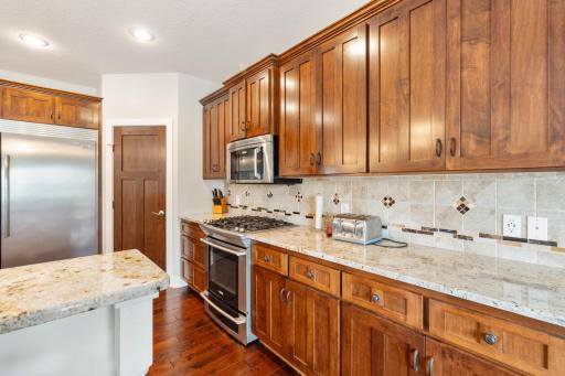 Amazing countertops, backspash and cabinets