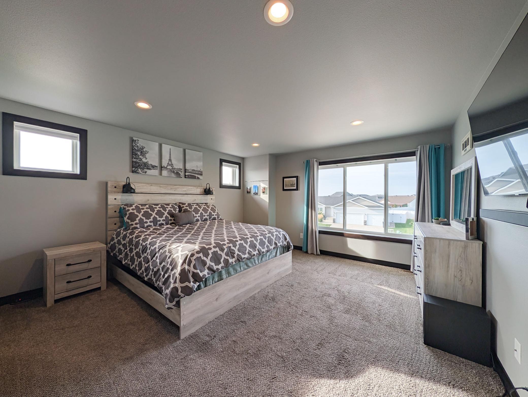 L2P037-818 Albert Dr W West Fargo.jpg