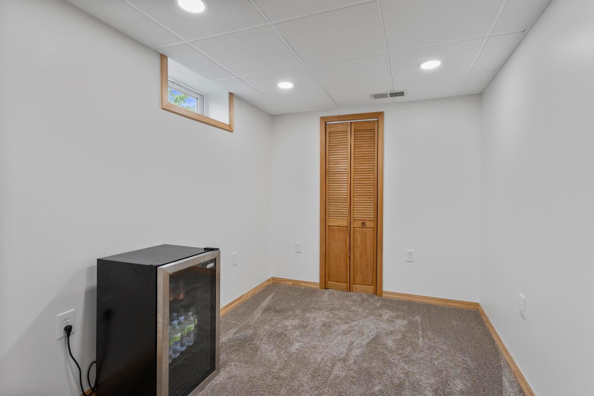 Bonus room for you to utilize as an addtional den, office space, wet bar & more!