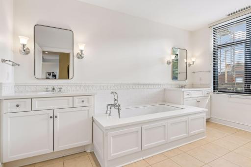301 Kenwood Parkway, 502, Minneapolis, MN 55403