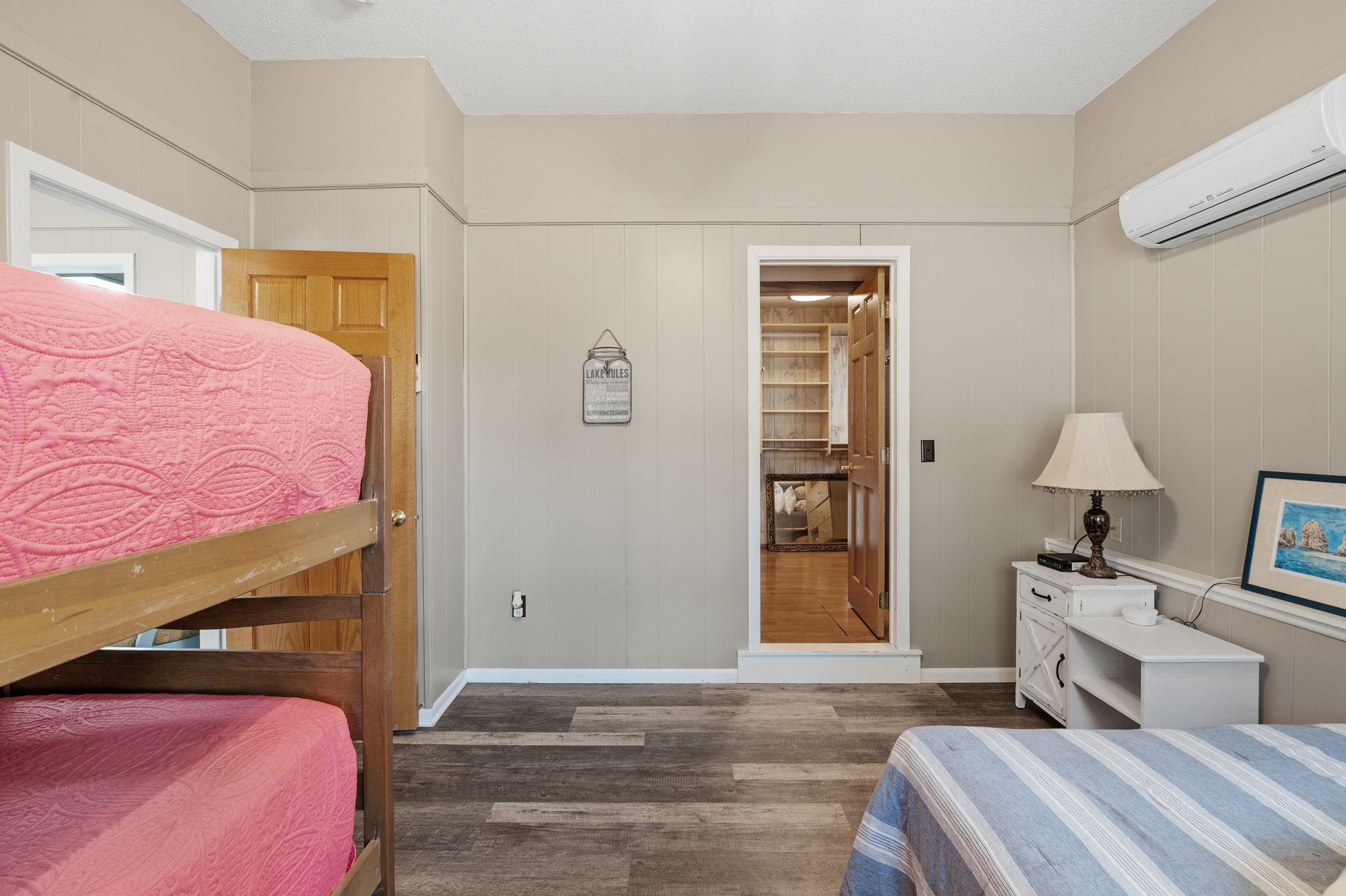 54-web-or-mls-11426 54th St SE-54.jpg