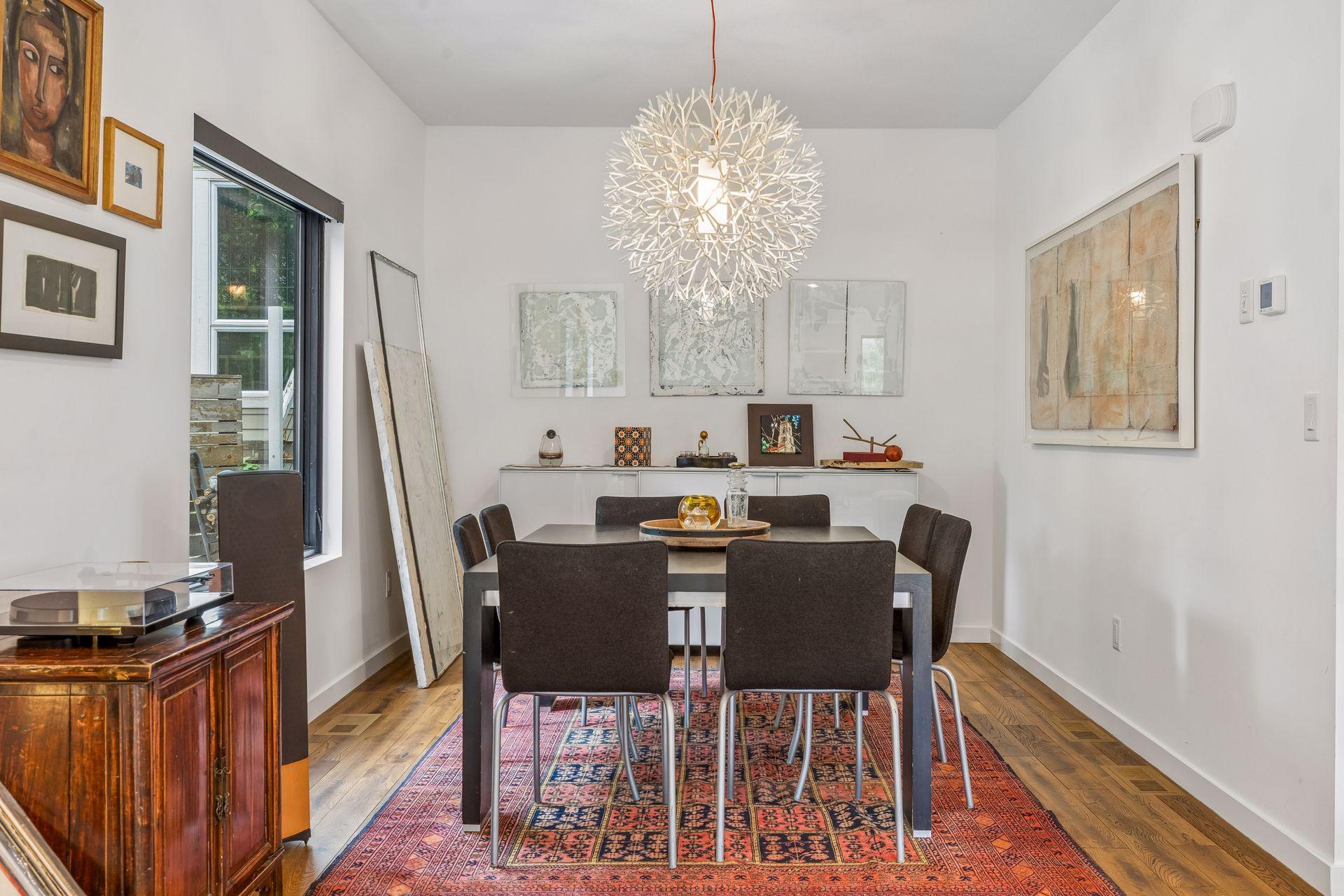 Separate space for a more formal dining area