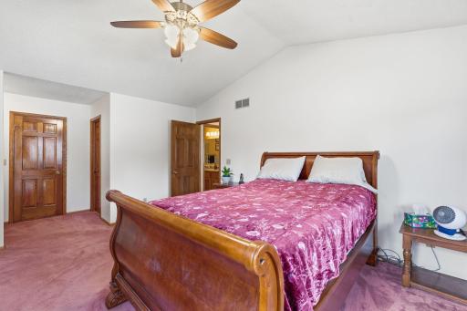 Huge master suite w/vaulted ceilings