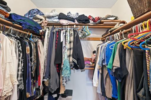 Too many clothes? No problem here!