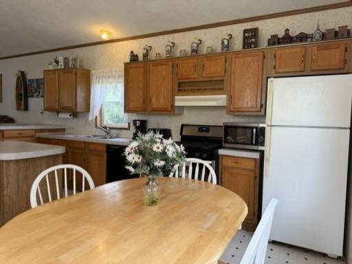 Sunny dining area in kitchen