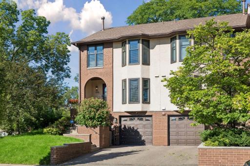 Welcome home to 1952 Dupont Avenue South!