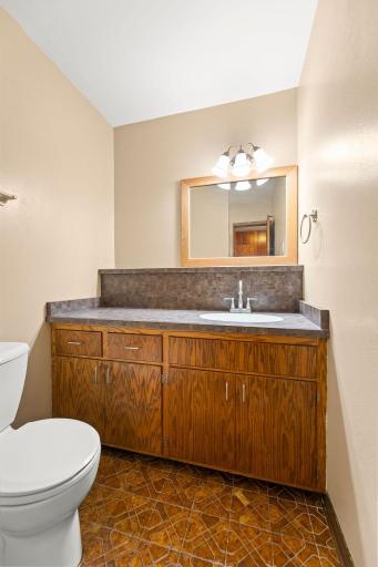 2807 Edgewood Drive N, Fargo, ND 58102