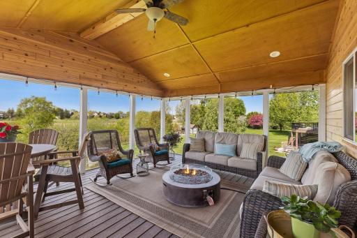 Stunning 3 seasons porch