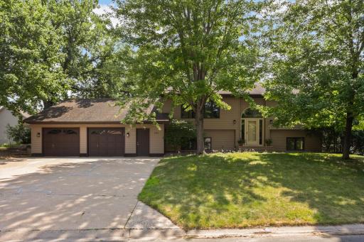 2064 Pin Oak Drive, Eagan, MN 55122
