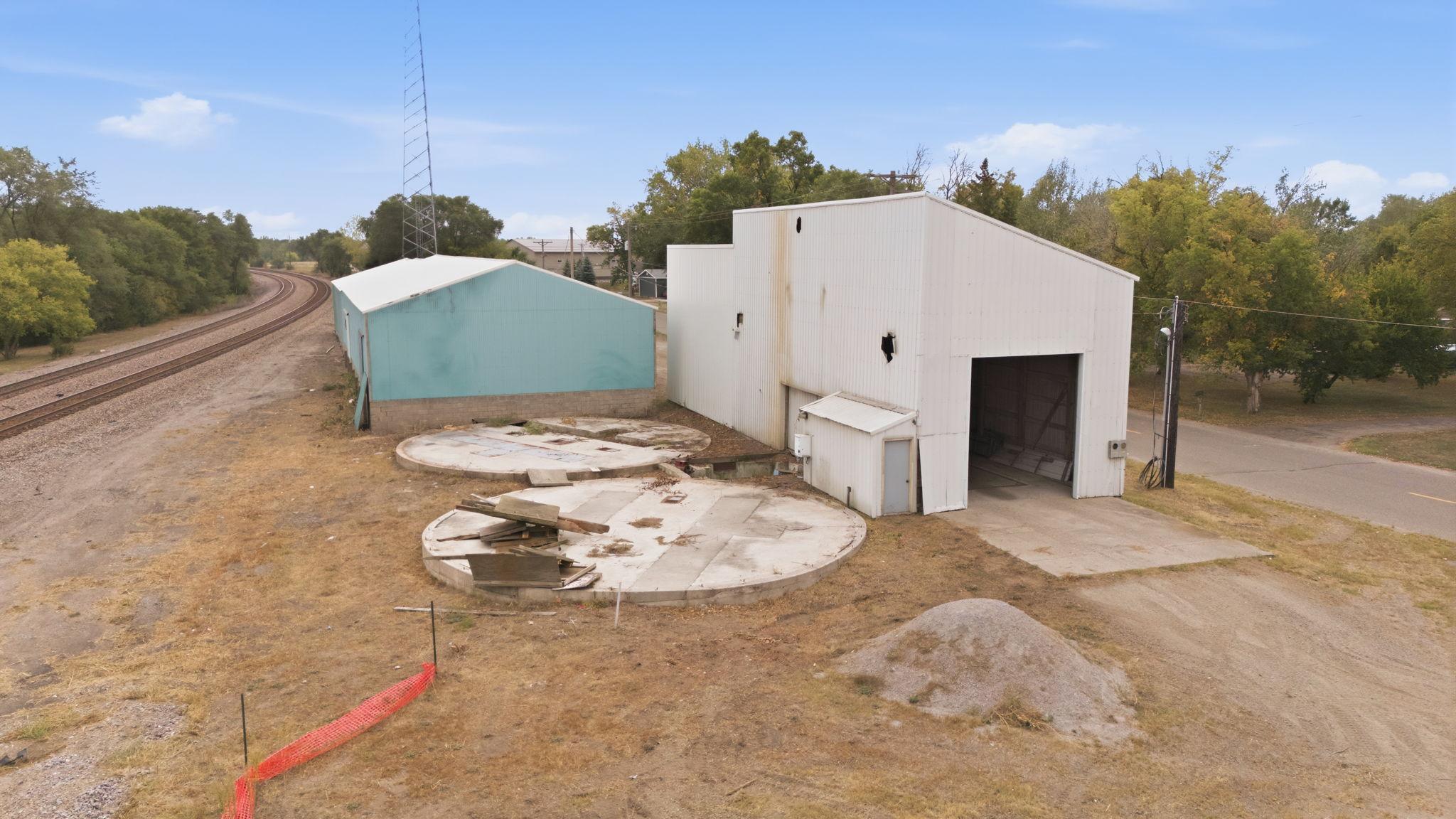 White Building: 1716 sq ft