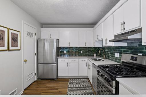 8948 Neill Lake Road, B, Eden Prairie, MN 55347