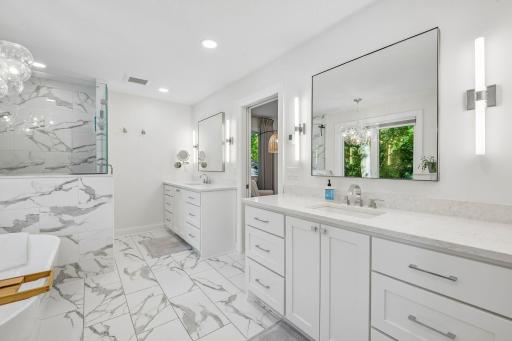 Does it it have a double vanity? dont ask silly questions..