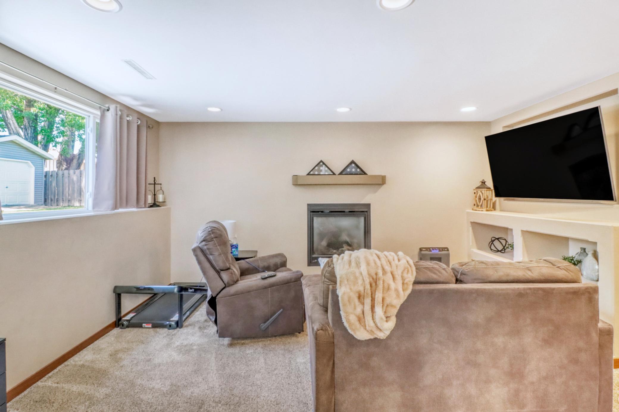 Basement Familyroom1_4.jpg