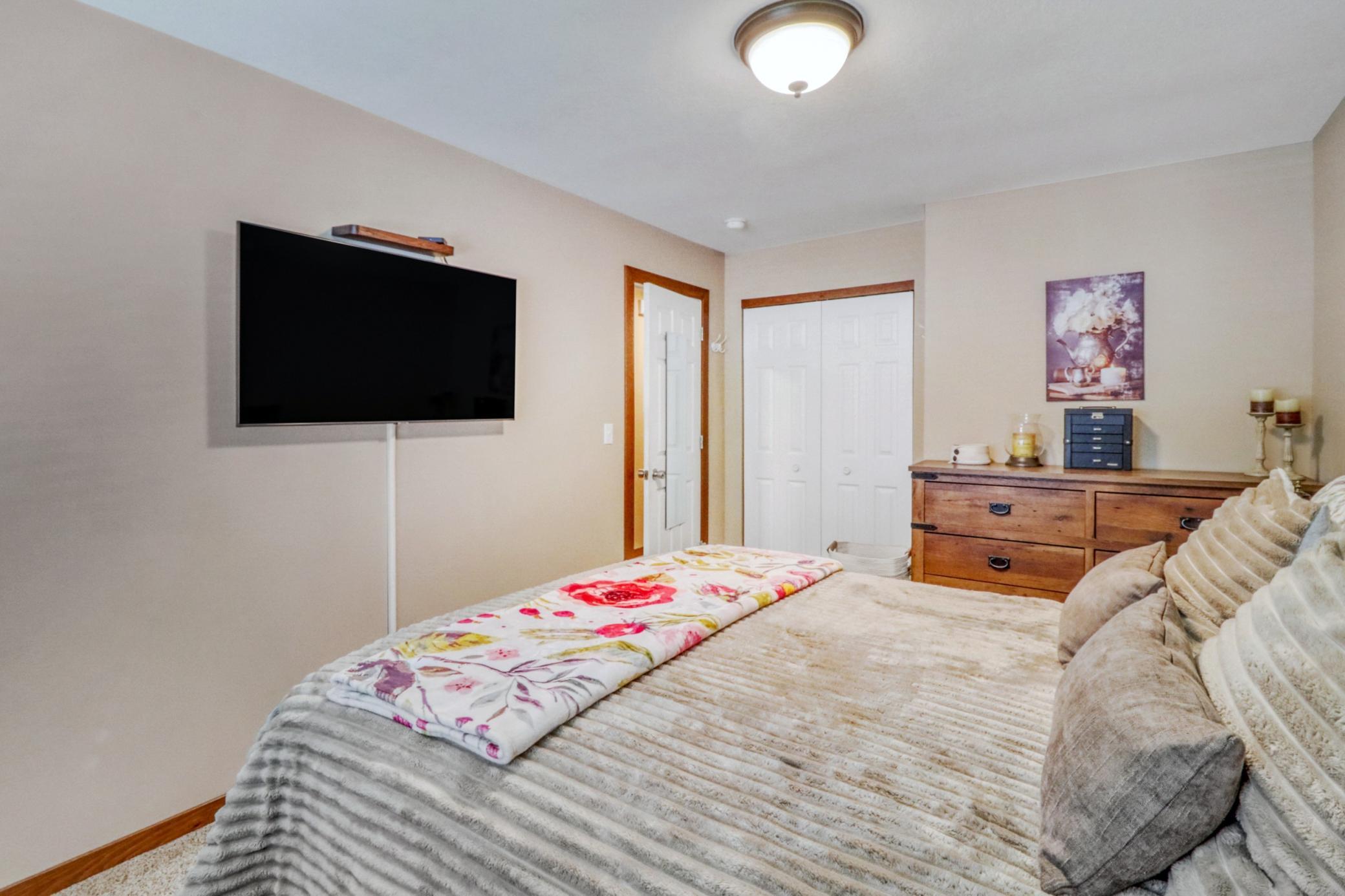 Bedroom1_3.jpg