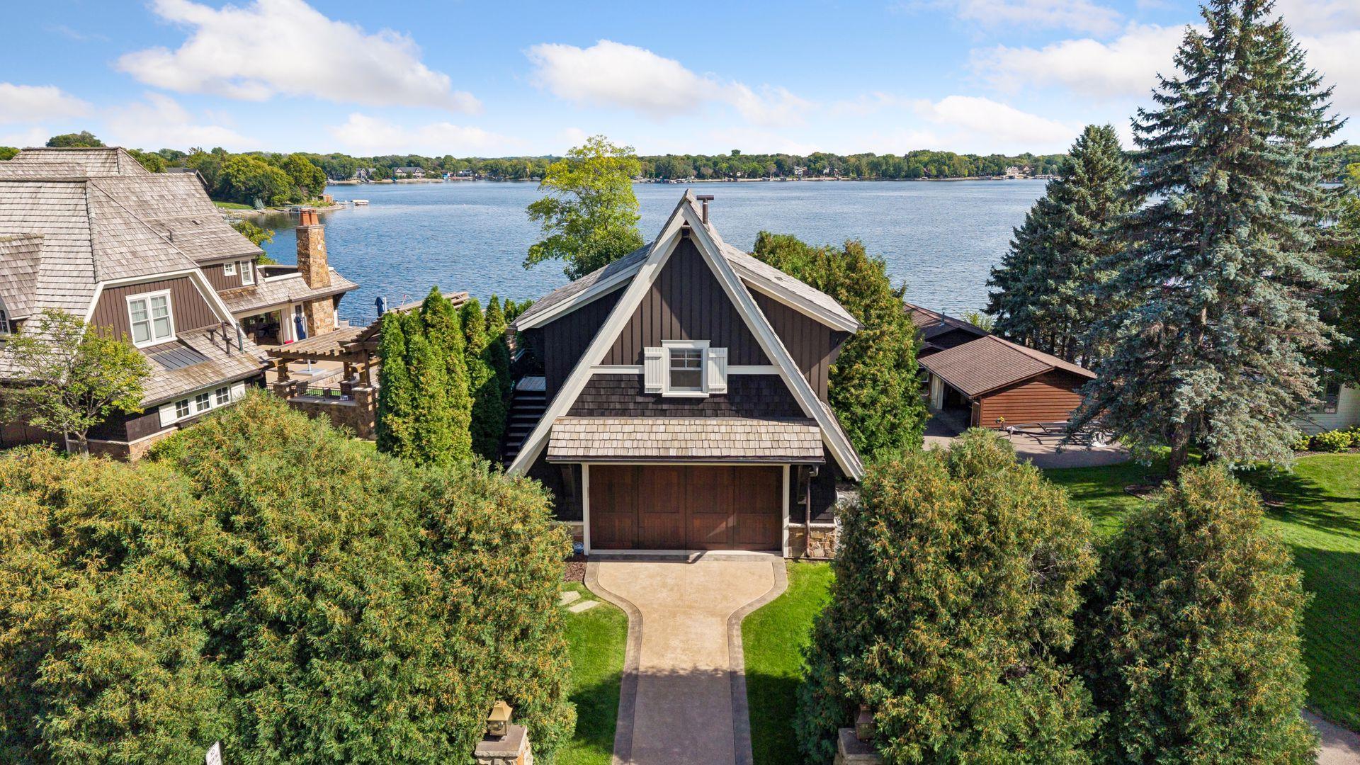 Detached guest retreat with lake views