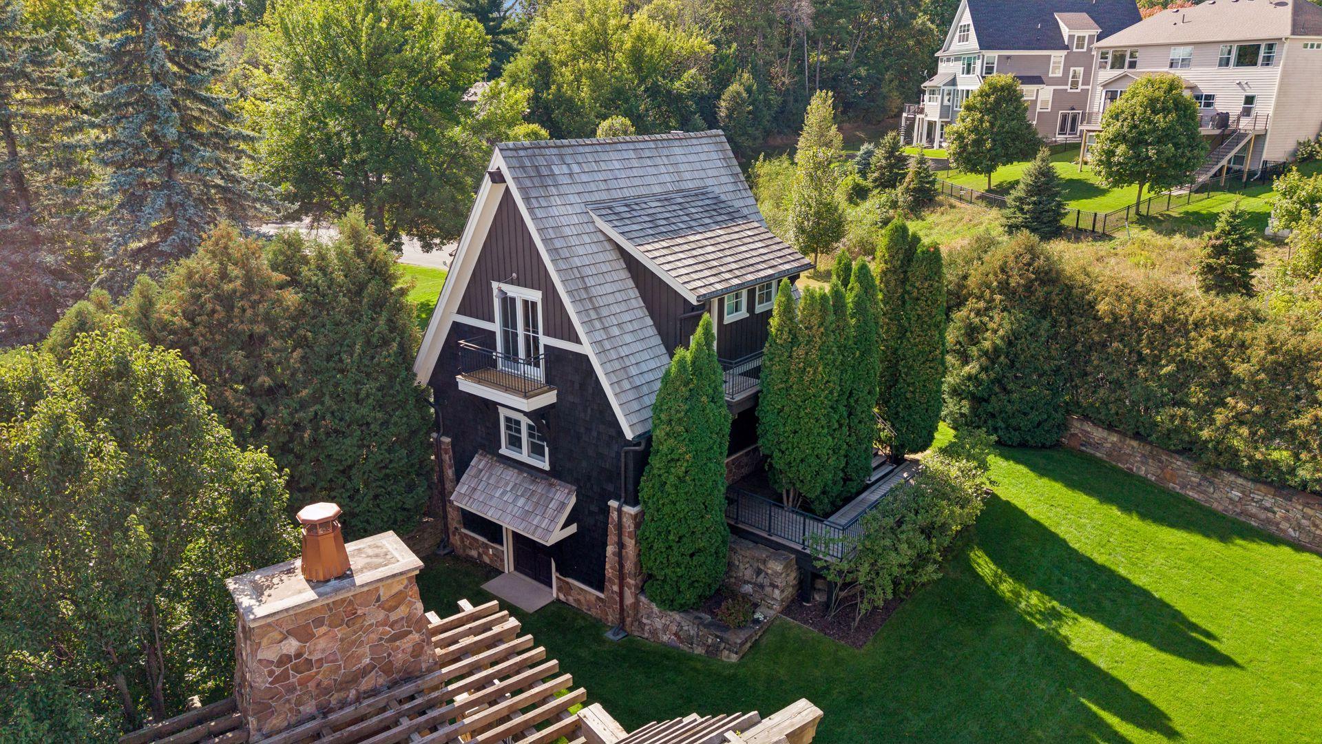 Detached guest retreat and additional garage space