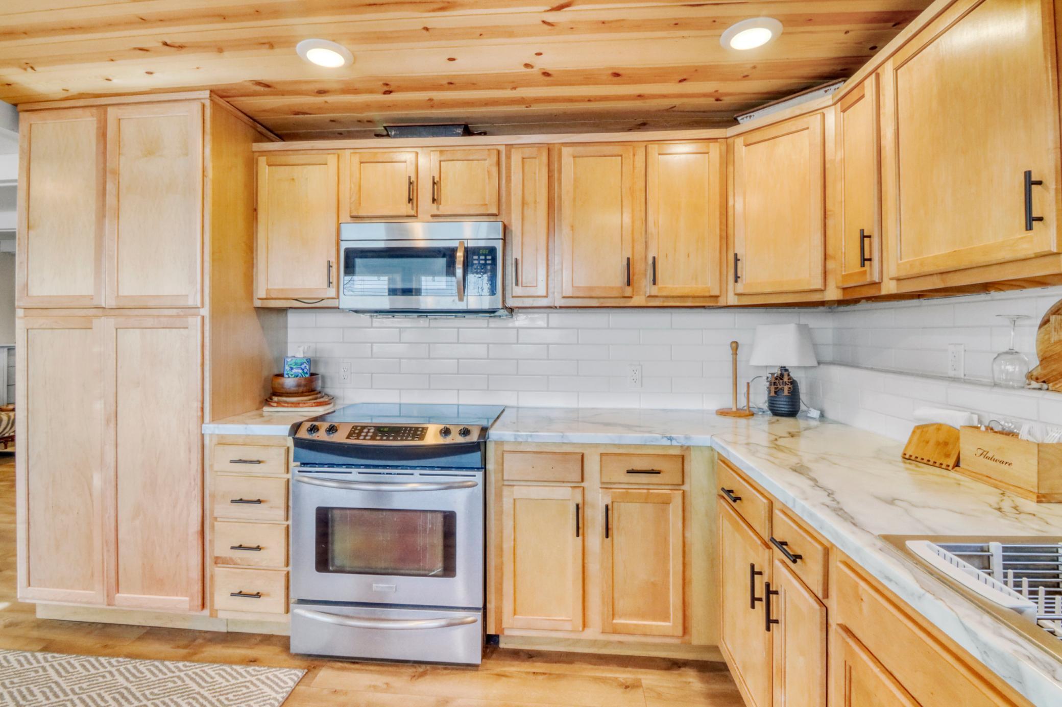 Kitchen1_2.JPG