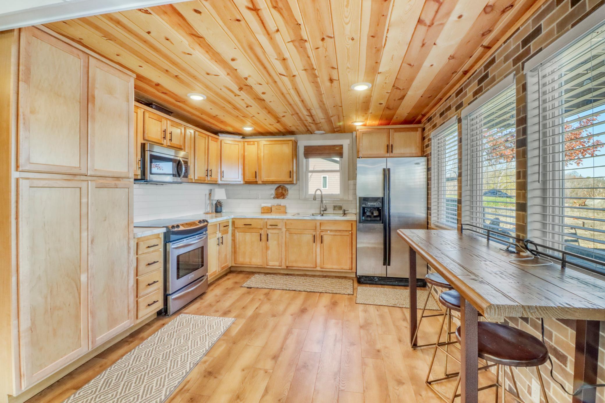 Kitchen1_1.JPG