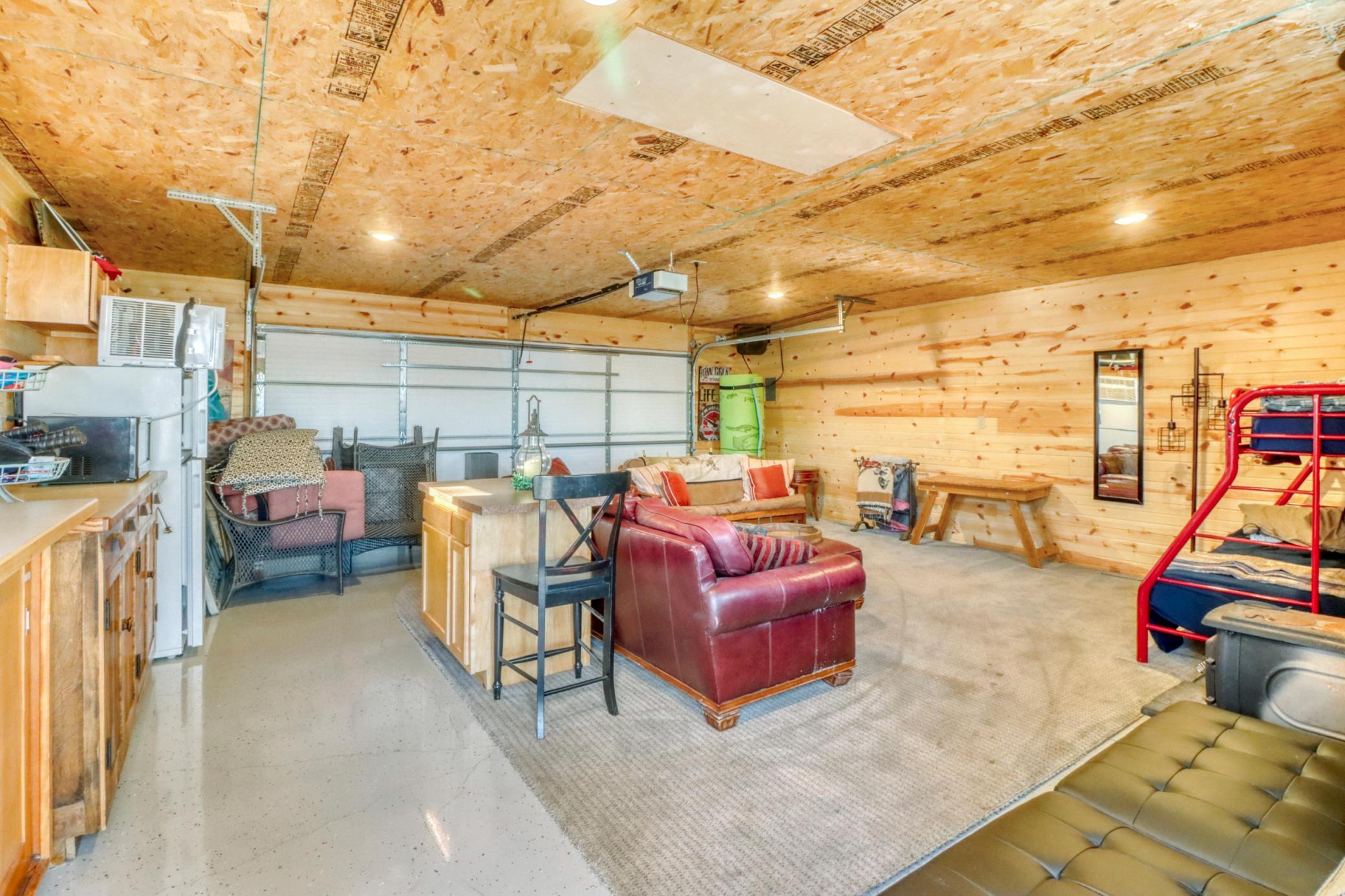 Garage_interior1_1.JPG