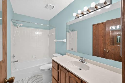 2813 Robinwood Way, Woodbury, MN 55125