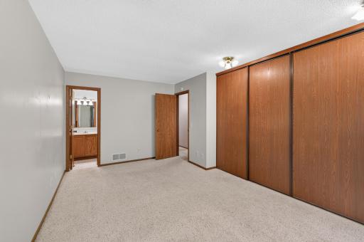 2813 Robinwood Way, Woodbury, MN 55125