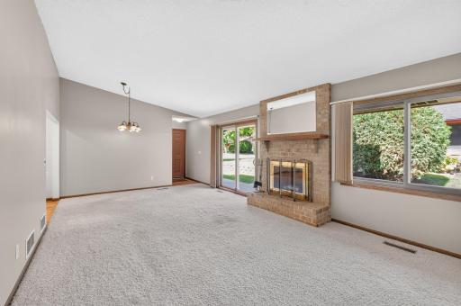 2813 Robinwood Way, Woodbury, MN 55125
