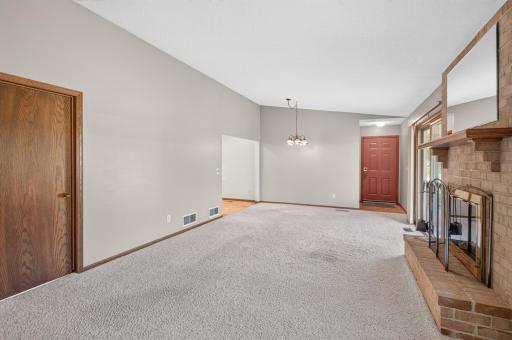 2813 Robinwood Way, Woodbury, MN 55125