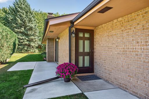 2813 Robinwood Way, Woodbury, MN 55125